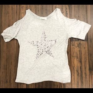 Kids gray shirt with open sleeves and star design